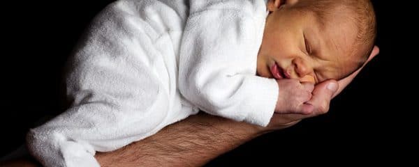 Die passende Babygröße für Strampler kann auch mal eine Nummer zu groß sein