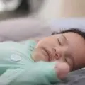 Ein Kinderschlafsack mit Beinen lässt ihr Kind ruhig schlafen