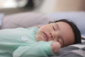 Ein Kinderschlafsack mit Beinen lässt ihr Kind ruhig schlafen