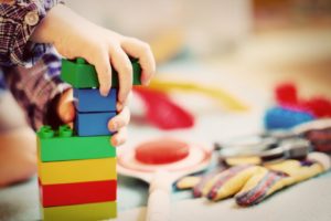Plastik, Holz, Stoff – die Wahl des Materials, aus dem das Spielzeug gefertigt ist, fällt vielen Eltern schwer.